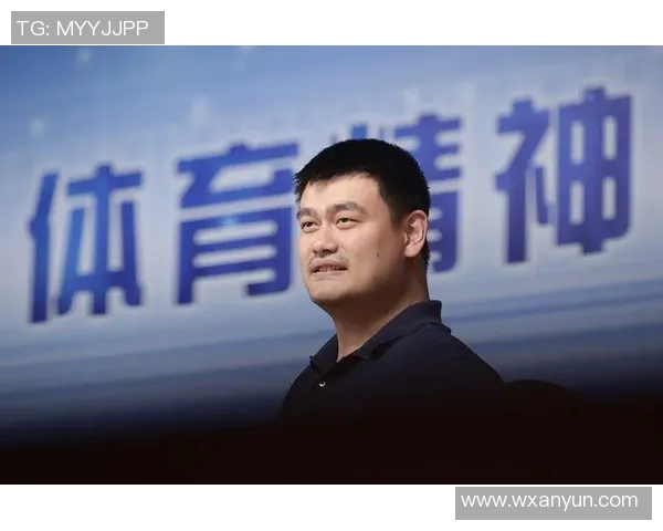 姚明亲自驾车加油展现运动员的平民魅力与环保意识