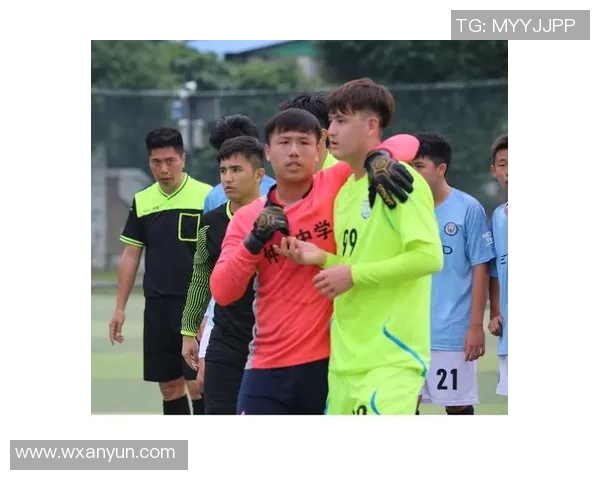 小鹰与足球明星亲密合影展现梦想与激情的完美结合 小鹰与足球明星亲密合影展现梦想与激情的完美结合