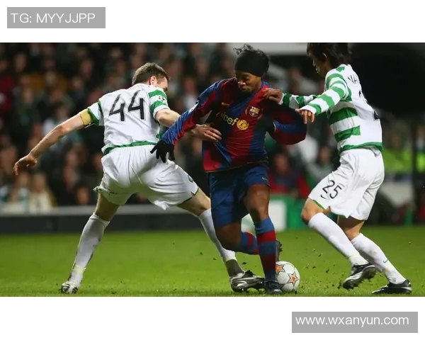 足球明星的时尚用品揭秘：从球场到红毯的潮流选择与搭配技巧